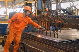 Công nhân lao động tại nhà xưởng Công ty cổ phần Cơ khí xây dựng thương mại Đại Dũng tại khu Công nghiệp An Hạ, huyện Bình Chánh. (Ảnh: Thanh Vũ/TTXVN)