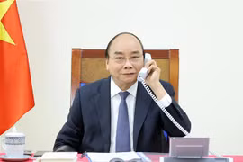 Thủ tướng Nguyễn Xuân Phúc điện đàm với Thủ tướng Singapore Lý Hiển Long. (Ảnh: Thống Nhất/TTXVN)