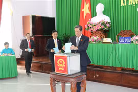 Các đại biểu bỏ phiếu bầu bổ sung 7 Ủy viên Ủy viên Ủy ban Nhân dân thành phố. (Ảnh: Ngọc Thiện/TTXVN)