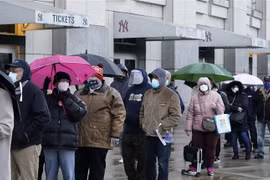Người dân xếp hàng chờ được tiêm vaccine phòng COVID-19 tại sân vận động Yankee ở New York, Mỹ. (Ảnh: AFP/TTXVN)