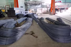 Tang vật được Công an thành phố Long Xuyên thu hồi, bàn giao lại cho chủ cơ sở vật liệu xây dựng. (Ảnh: Công Mạo/TTXVN)