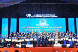Các cán bộ Đoàn tiêu biểu được trao Giải thưởng Lý Tự Trọng năm 2021. (Ảnh: Minh Đức/TTXVN)