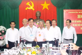 Ủy ban Bầu cử tỉnh và Ban thường trực Ủy ban Mặt trận Tổ quốc Việt Nam tỉnh ký kết biên bản bàn giao hồ sơ những người ứng cử đại biểu Quốc hội khóa XV và đại biểu Hội đồng Nhân dân tỉnh khóa X, nhiệm kỳ 2021-2026. (Nguồn: Báo Đồng Nai)