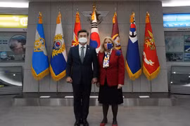 Bộ trưởng Quốc phòng Hàn Quốc Suh Wook (trái) và Đại sứ Liên minh châu Âu (EU) Maria Castillo Fernandez. (Nguồn: koreaherald.com)