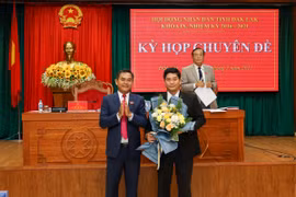 Ông Y Vinh Tơr, Phó Chủ tịch Hội đồng Nhân dân tỉnh Đắk Lắk, ra mắt tại Kỳ họp. (Nguồn: baodaklak.vn)