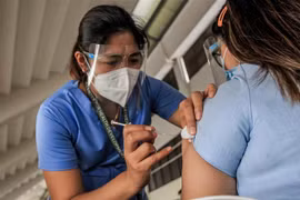 Tiêm vaccine phòng COVID-19 cho nhân viên y tế tại Marikina, Philippines. (Ảnh: THX/TTXVN)