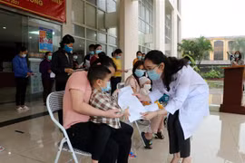 Trao quyết định ra viện cho các bệnh nhân COVID-19. (Ảnh: Mạnh Tú/TTXVN)