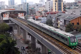 Tàu đường sắt Cát Linh - Hà Đông rời ga La Thành. (Ảnh: Huy Hùng/TTXVN)
