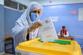 Một cử tri cao tuổi Palestine đi bỏ phiếu. (Nguồn: AFP)