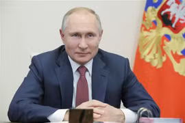 Tổng thống Nga Vladimir Putin trong một cuộc họp trực tuyến tại Novo-Ogaryovo, ngoại ô Moskva. (Ảnh: AFP/TTXVN)