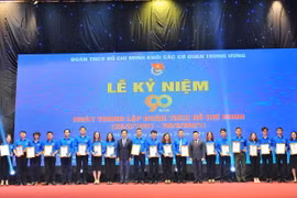 Ông Lê Quốc Minh, Ủy viên Trung ương Đảng, Bí thư Đảng ủy, Phó Tổng giám đốc Thông tấn xã Việt Nam trao Bằng khen cho các Bí thư chi đoàn xuất sắc tại buổi lễ. (Ảnh: Minh Đức/TTXVN)