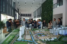 Nhiều khách hàng quan tâm đến các dự án đất nền được mở bán đầu năm 2021 tại Hà Nội.&nbsp;(Ảnh: Minh Nghĩa/Vietnam+)
