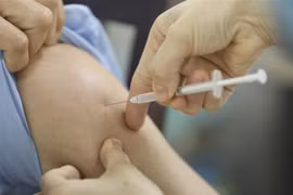 Tiêm vaccine phòng COVID-19 của AstraZeneca cho cán bộ, nhân viên Trung tâm cấp cứu 115 Hà Nội, quận Hoàn Kiếm. (Ảnh: Minh Quyết/TTXVN)