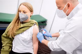 Tiêm vaccine phòng COVID-19 của AstraZeneca cho người dân tại Bremen, Đức. (Ảnh: AFP/TTXVN)