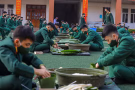 Sáng 28/1 (26 tháng Chạp) Đoàn cơ sở Lữ đoàn 144, Bộ Tổng Tham mưu, tổ chức hội thi 'Gói bánh chưng xanh' Tết Nguyên đán Nhâm Dần 2022. (Ảnh: Minh Sơn/Vietnam+) 