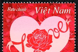 Điểm đặc biệt của bộ 'Tem Tình yêu' năm nay là được in phủ Vernish định vị bông hoa hồng ở trung tâm mẫu tem, kết hợp hương hoa hồng dịu ngọt. (Ảnh: VNPost)