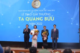 Bộ Khoa học và Công nghệ vinh danh 2 nhà khoa học tại lễ trao Giải thưởng Tạ Quang Bửu 2022. (Ảnh: Bộ KHCN)