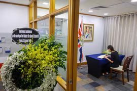 Để bày tỏ sự thương tiếc trước sự ra đi của Nữ hoàng Elizabeth II, Đại sứ quán Anh tại Hà Nội và Tổng lãnh sự quán Anh tại Thành phố Hồ Chí Minh đã thông báo mở sổ tang viếng để mọi người dân có thể đến gửi thông điệp chia buồn. (Ảnh: Minh Sơn/Vietnam+)