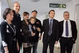 Bé Alaitz 16 tháng tuổi cùng cha mẹ chụp ảnh với đội ngũ y tế tại bệnh viện Clinic ở Barcelona. (Nguồn: bangkokpost.com)