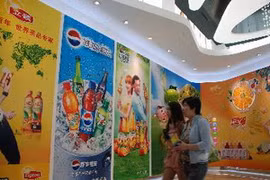 Các thương hiệu mỳ ăn liền được giới thiệu tại Hội nghị mỳ ăn liền ở Trung Quốc. (Nguồn: THX/TTXVN)