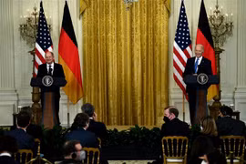 Tổng thống Mỹ Joe Biden (phải) và Thủ tướng Đức Olaf Scholz tại cuộc họp báo chung sau hội đàm ở Nhà Trắng, Washington, D.C. (Mỹ), ngày 7/2/2022. (Ảnh: AFP/TTXVN)
