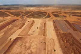 Việc san nền tại sân bay Long Thành được thực hiện trên diện tích hàng trăm ha. (Ảnh: Công Phong/TTXVN)