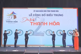 Các đại biểu thực hiện nghi thức ra mắt biểu trưng du lịch Thanh Hóa. (Ảnh: TTXVN)