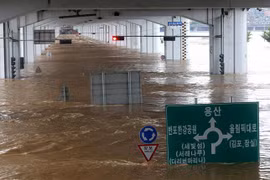 Mưa lớn khiến nước sông Han ở Hàn Quốc dâng cao, ngày 9/8/2022. (Ảnh: Yonhap/TTXVN)
