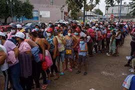 Người di cư tập trung tại thị trấn biên giới Reynosa, Tamaulipas (Mexico), trong hành trình tới Mỹ. (Ảnh: AFP/TTXVN)