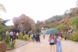 Du khách tại công viên King Kong ở Tuần Châu (Quảng Ninh). (Ảnh: Thanh Vân/TTXVN)