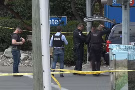Cảnh sát tại hiện trường vụ việc, ngày 28/6/2022. (Nguồn: vancouverisland.ctvnews.ca)