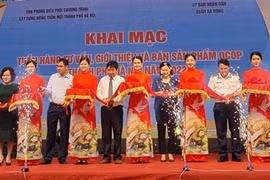 Lãnh đạo Sở Nông nghiệp và quận Hà Đông (thành phố Hà Nội) cắt băng khai mạc. (Ảnh: TTXVN phát)