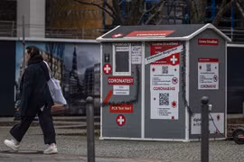 Một điểm xét nghiệm nhanh COVID-19 tại Berlin, Đức, ngày 21/2/2022. Ảnh: AFP/TTXVN