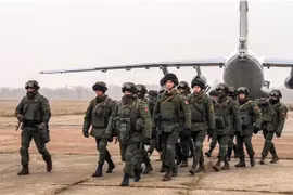 Binh sỹ Belarus thuộc lực lượng Tổ chức Hiệp ước an ninh tập thể (CSTO) tới Kazakhstan, ngày 8/1/2022. (Ảnh: AFP/TTXVN)