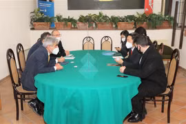 Thương vụ Sứ quán Việt Nam tại Italy làm việc với ngân hàng Banca di Credito Popolare tại Napoli liên quan vụ 100 container hạt điều xuất khẩu. (Ảnh: TTXVN)