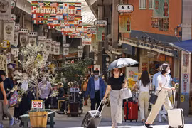 Người dân trên đường phố tại Shizuoka, Atami (Nhật Bản), ngày 27/6/2022. (Ảnh: Kyodo/TTXVN)