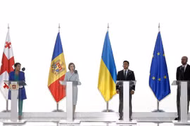 Chủ tịch Hội đồng châu Âu Charles Michel (phải) trong cuộc gặp với các lãnh đạo Gruzia, Moldova và Ukraine tại Batumi, Tây Nam Gruzia, ngày 19/7/2021. (Ảnh: AFP/TTXVN)