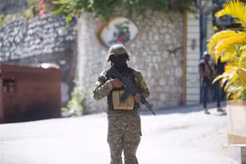 Binh sỹ Haiti gác bên ngoài tư dinh cố Tổng thống Jovenel Moise tại Port-au-Prince, ngày 7/7/2021. (Ảnh: THX/TTXVN)