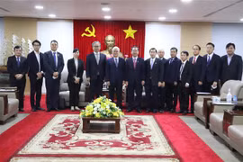 Ngài Yamada Takio, Đại sứ đặc mệnh toàn quyền Nhật Bản tại Việt Nam và các cộng sự thăm tỉnh Bình Dương. (Ảnh: Huyền Trang/TTXVN)