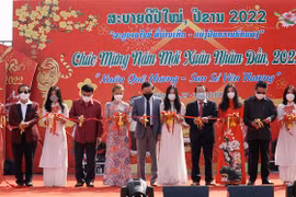 Cắt băng khai mạc hội chợ Xuân Nhâm Dần 2022 tại Vientiane (Lào). (Ảnh: Phạm Kiên/TTXVN)