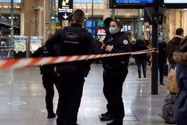 Cảnh sát bảo vệ hiện trường tại nhà ga Gare du Nord ở Paris (Pháp). (Nguồn: mirror.co.uk)