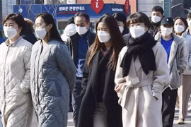 Người dân đeo khẩu trang phòng dịch COVID-19 tại Seoul (Hàn Quốc), ngày 26/1/2022. (Ảnh: Kyodo/TTXVN)