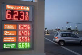 Giá xăng dầu được niêm yết tại trạm xăng ở Millbrae, California (Mỹ), ngày 16/5/2022. (Ảnh: THX/TTXVN)