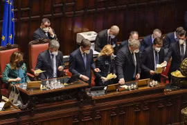 Hoạt động kiểm phiếu bầu Tổng thống Italy vòng hai tại Rome (Italy), ngày 25/1/2022. (Ảnh: AFP/TTXVN)
