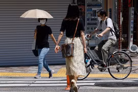 Người dân đeo khẩu trang phòng dịch COVID-19 tại Tokyo (Nhật Bản), ngày 19/7/2021. (Ảnh: AFP/TTXVN)