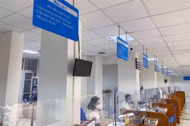 Cục Thuế thành phố Hà Nội thực hiện việc tiếp nhận thủ tục hành chính thông qua các hình thức trực tuyến. (Ảnh: TTXVN phát)