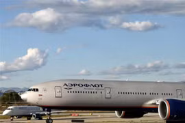 Máy bay của hãng hàng không Aeroflot cất cánh từ sân bay quốc tế Los Angeles (Mỹ), ngày 22/2/2022. (Ảnh: AFP/TTXVN)