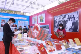 Khách tham quan một gian trưng bày các ấn phẩm của Hội Báo xuân Vĩnh Phúc năm 2022. (Ảnh: Hoàng Hùng/TTXVN)