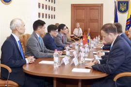 Đại sứ Nguyễn Hồng Thạch và đoàn công tác làm việc với lãnh đạo tỉnh Odessa (Ukraine), hồi tháng 6/2021. (Ảnh: TTXVN)
