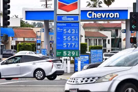 Một trạm xăng ở Alhambra, bang California (Mỹ), ngày 4/3/2022. (Ảnh: AFP/TTXVN)